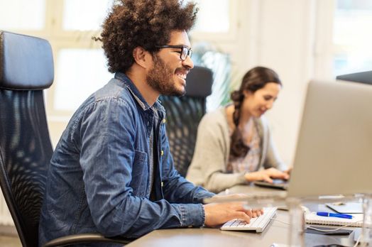 Employés devant ordinateur